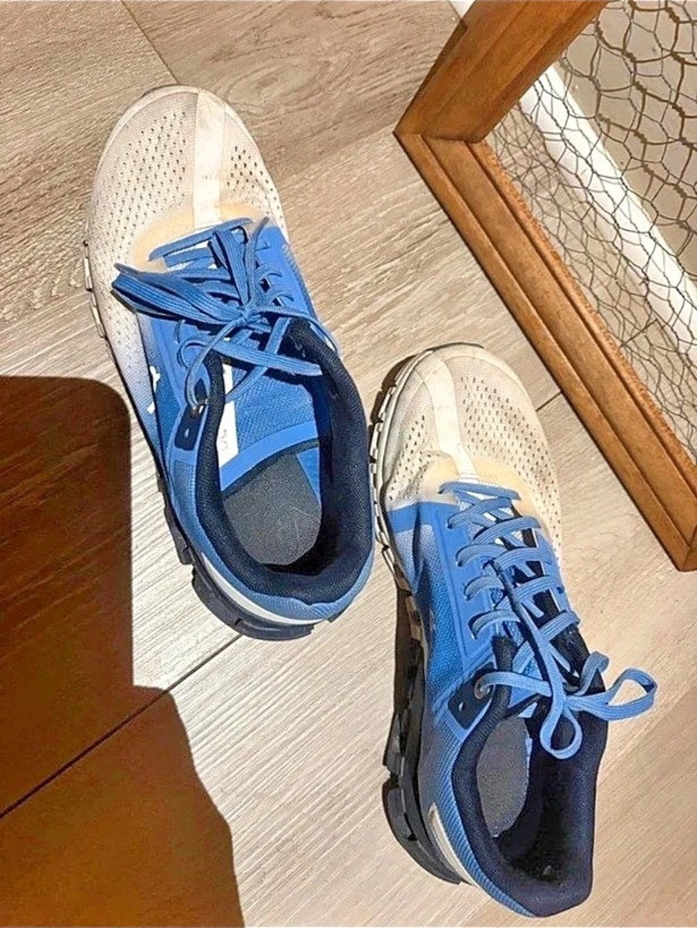 On Cloud Blue & White US 7 Athletic Shoes